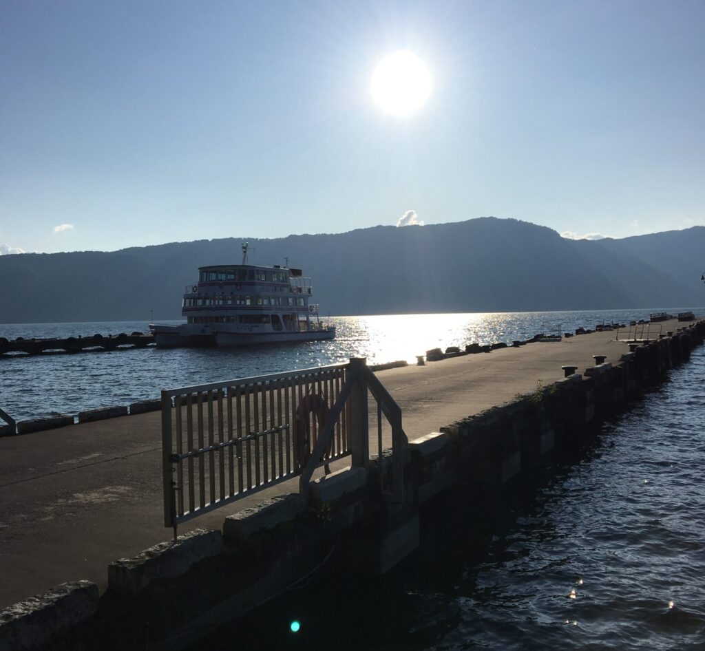 十和田湖　船とともに